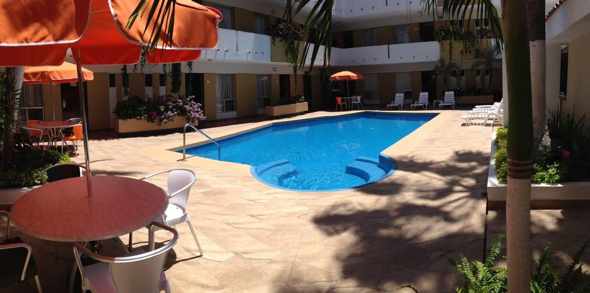 Hotel Azteca Inn Mazatlan Bagian luar foto